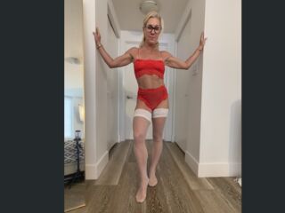 hot cam girl fingering shaved pussy SarahLiberti