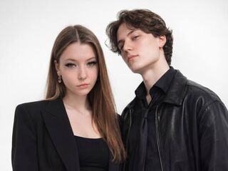 webcam girl giving blowjob LeoAndMira