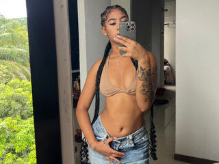 camgirl playing with vibrator CarolineCartson