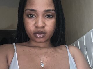 naked camgirl masturbating with vibrator CarolineJames