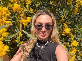 girl topless DelaineClowerd