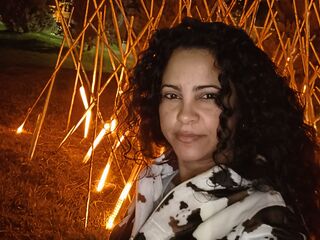 masturbating camgirl ElaMerisan