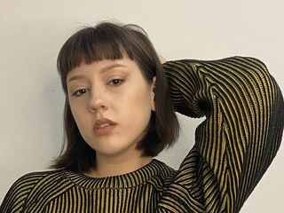 camgirl masturbating with dildo FannieRasberry