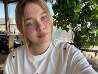 naked girl with cam fingering KendallHennig