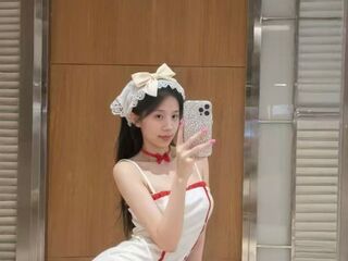 girl showing tits LilyYuan