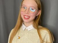 cam girl playing with vibrator RomanaGuethle