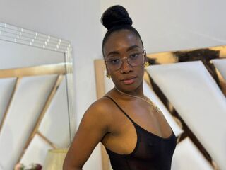 strip show SelenaHadid