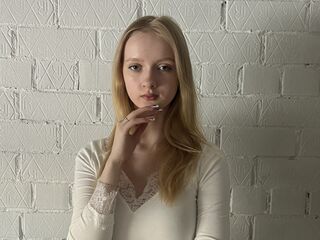 naughty cam girl fingering shaved pussy TiaraHaberkamp