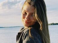 camgirl playing with vibrator VanitaNadoff